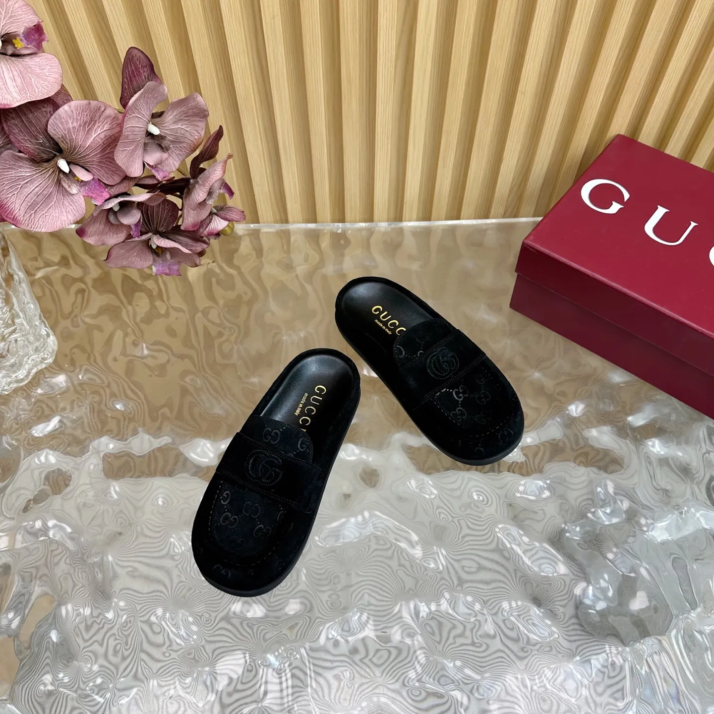 👟👟Ex-factory price 460👟👟 Women's shoes, women's clothing, spring and summer new styles at the counter ⚠️Gucci new spring and summer double G fabric beach sandals, thick soles, Birkenstock slippers ———————————— G family always impresses people when it comes to embodying a sense of high-end. It looks like a simple style, but it is inexplicably high-end on the feet. It is very sexy, allowing you to easily match it to show off various styles👍 The upper is made of imported nubuck leather, the lining is made of imported sheepskin, and the original leather outsole Size: 35-40
